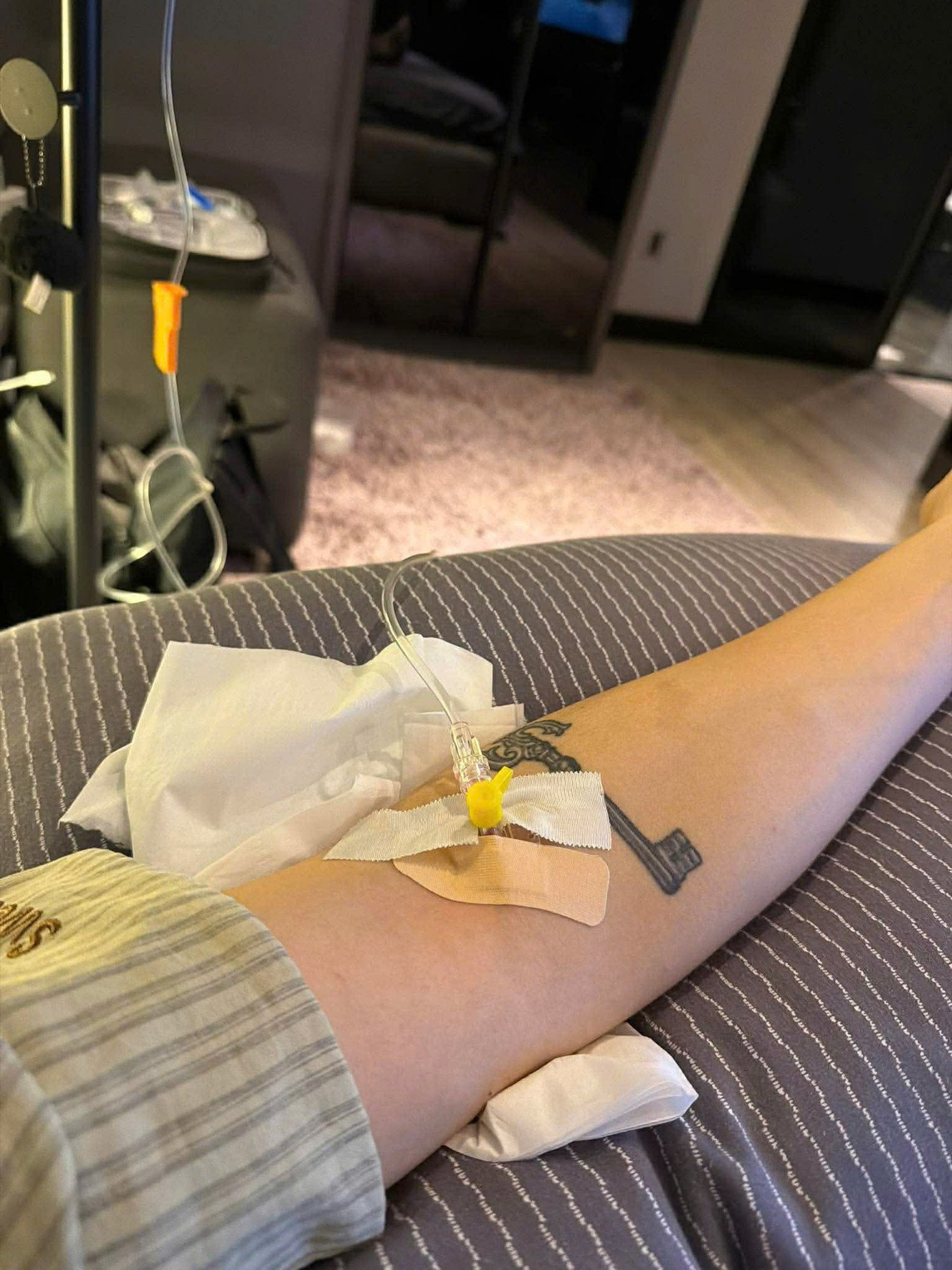 Soobin chia sẻ hình ảnh nhập viện.