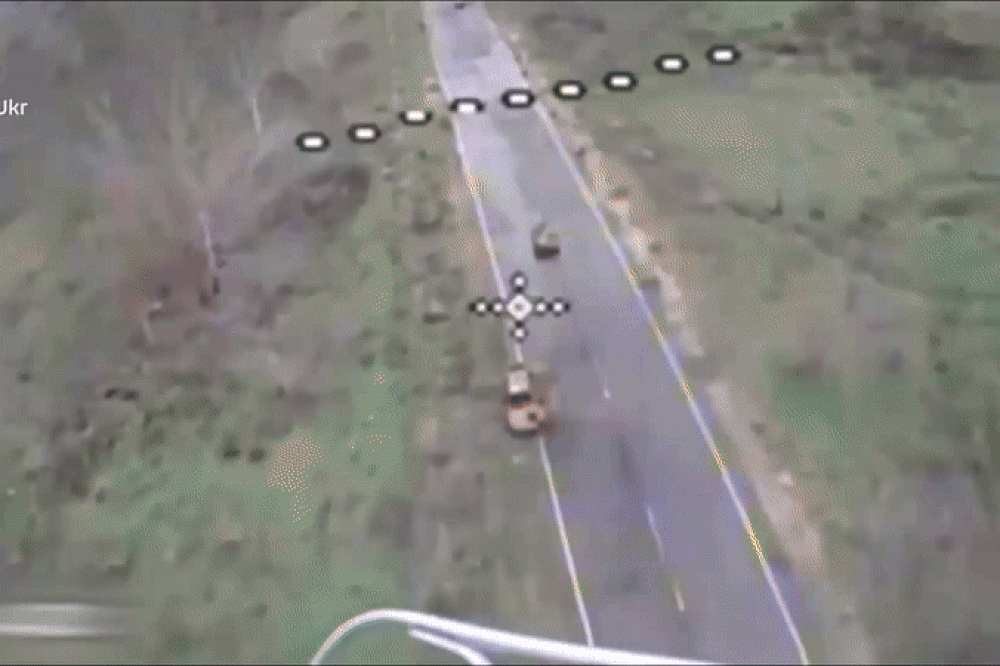 UAV Ukraine ném bom vào robot quân sự Nga. Ảnh: Cơ quan biên phòng Ukraine