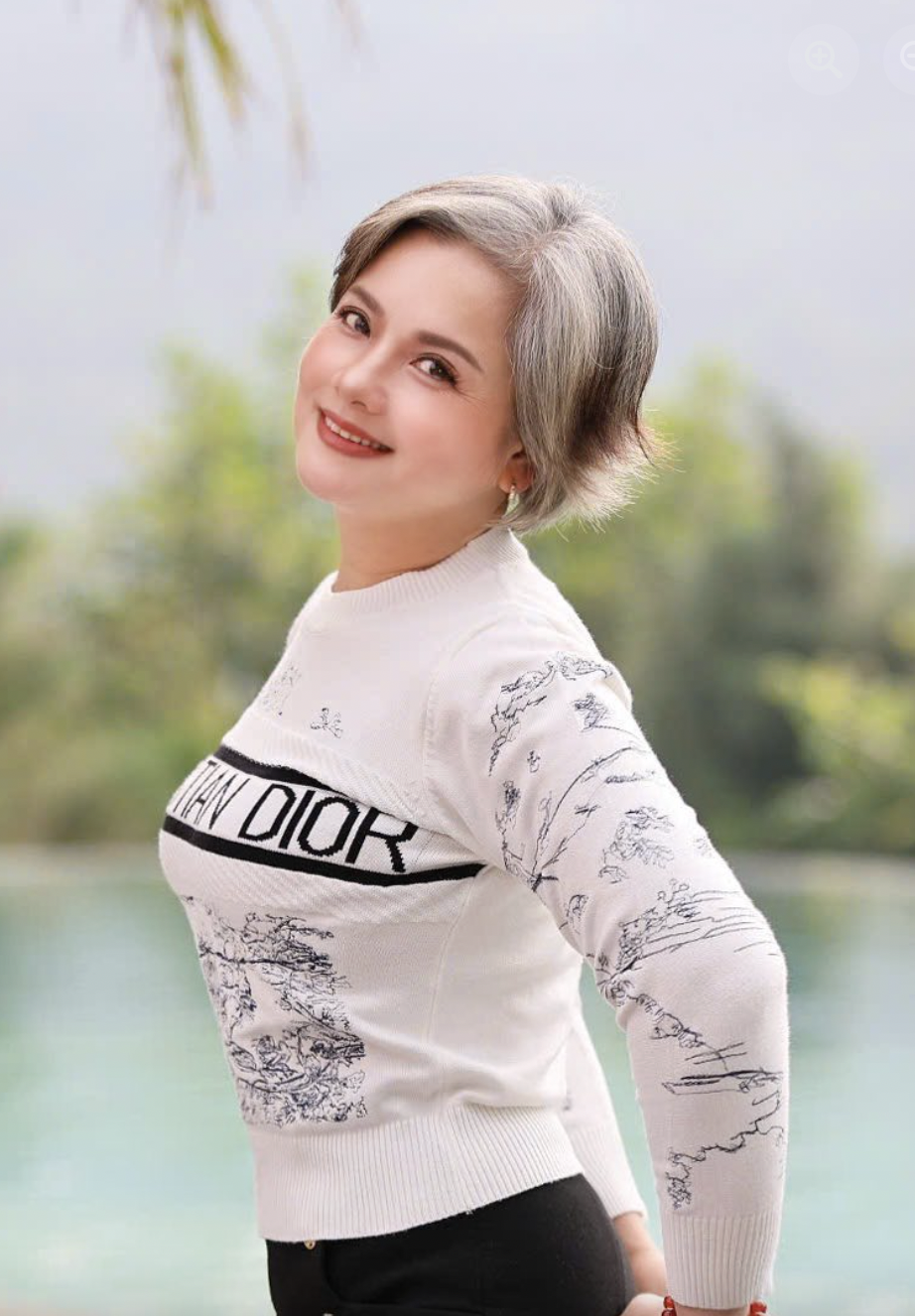 Nữ NSND mang hàm Đại tá khoe mái tóc bạc 'gây sốt' - 4