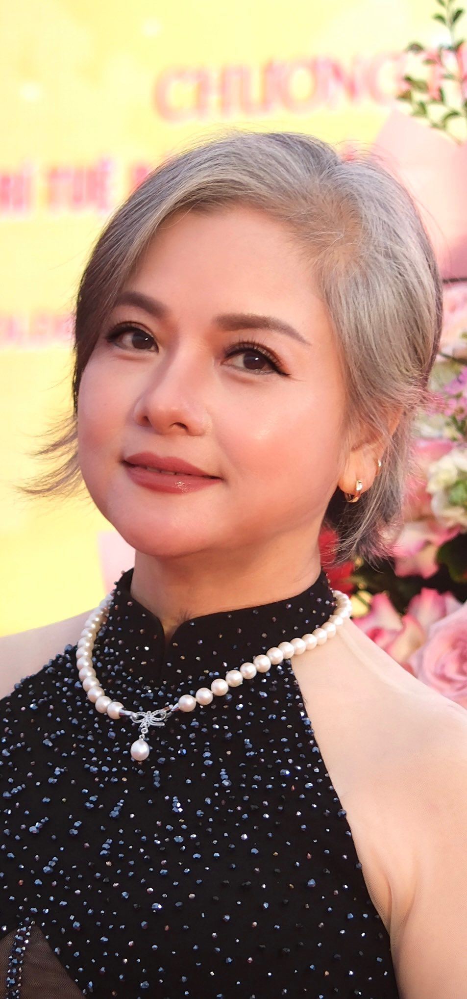 Nữ NSND mang hàm Đại tá khoe mái tóc bạc 'gây sốt' - 3