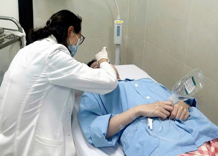 Chăm sóc vết thương cho bệnh nhân.