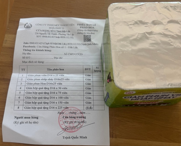 Tại cửa hàng số 1, chúng tôi mua giàn phun nhấp nháy giá 450.000 đồng và nhận được hóa đơn trống không.