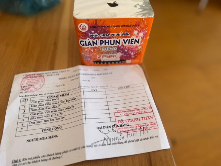 Những hóa các cửa hàng bán pháo hoa xuất ra cho khách là sai quy định.