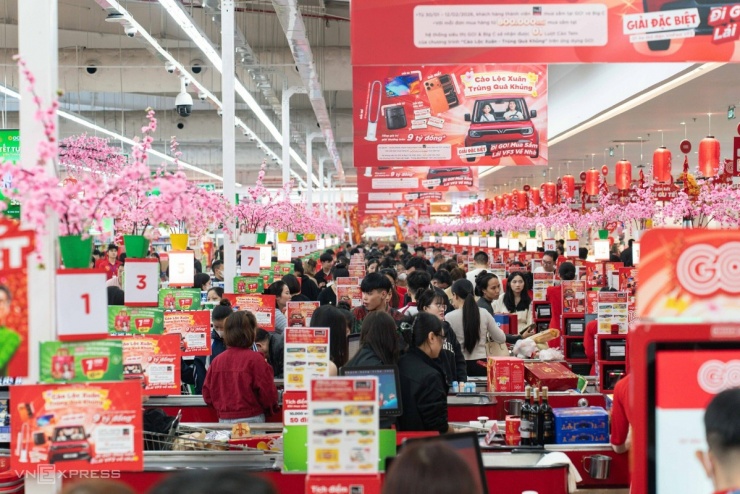 Khu thanh toán của siêu thị này đông kín khách hàng, hơn 40 quầy luôn trong tình trạng quá tải.