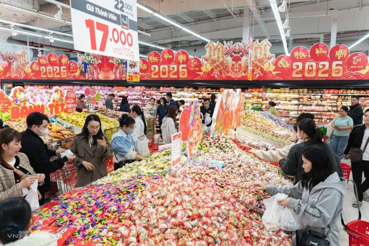 Hôm nay, lượng khách tới siêu thị GO! Thăng Long (Hà Nội) tăng vọt. Một tuần nữa sẽ đến Tết Nguyên đán nên nhiều người tranh thủ mua sắm sớm.