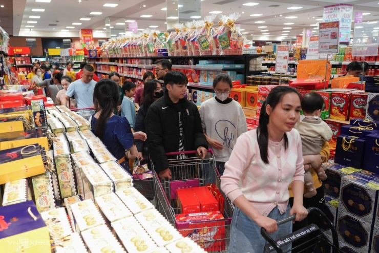 Cách đó 6 km, Trung tâm thương mại Hà Đông chật kín khách. Nhiều mặt hàng thiết yếu dịp Tết như gạo, thịt, rau củ, trái cây, bánh mứt, bia và nước giải khát được giảm giá 20–40%.