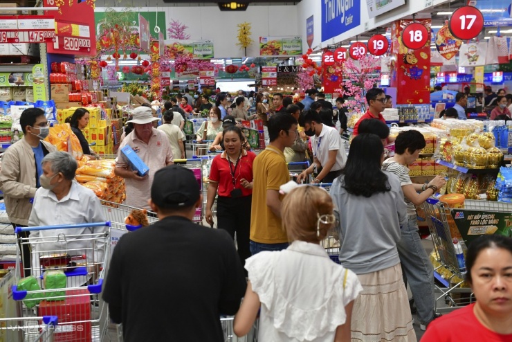 Không khí cũng sôi động tại TP HCM khi đông đảo người dân đi mua sắm trưa 7/2.