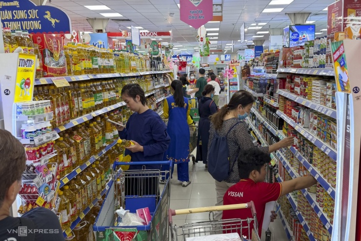 Tại siêu thị trên đường Nguyễn Đình Chiểu, các kệ hàng nhu yếu phẩm được bổ sung dồi dào, sẵn sàng phục vụ nhu cầu mua sắm của người dân.