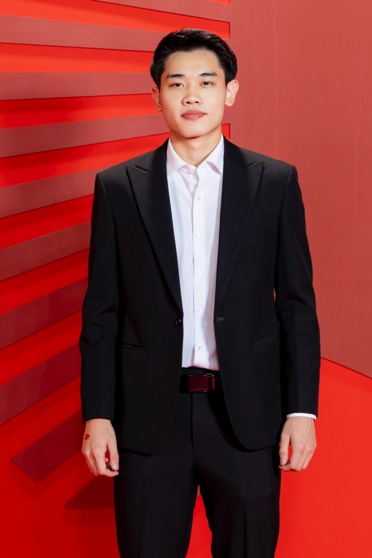 Cầu thủ Đình Bắc cùng dàn sao dự thảm đỏ - 1