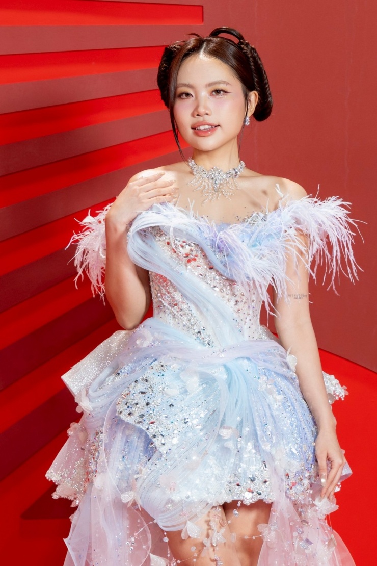 Cầu thủ Đình Bắc cùng dàn sao dự thảm đỏ - 4