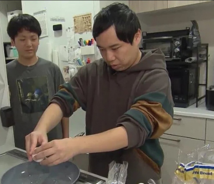 Diễn viên hài Seiya đến nhà Kuranosuke để giúp thiếu niên có một ngày nghỉ ngơi.