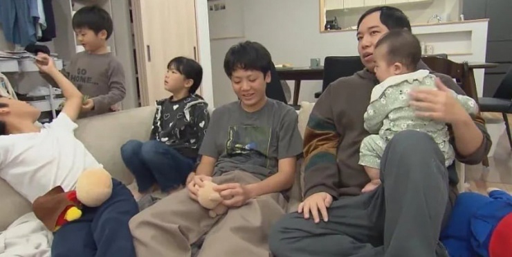 Seiya than thở bị kiệt sức khi làm thay việc nhà cho người anh cả.