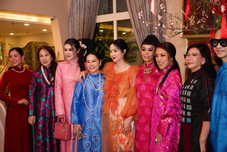 Giáng My (giữa) chụp ảnh cùng các khách mời.