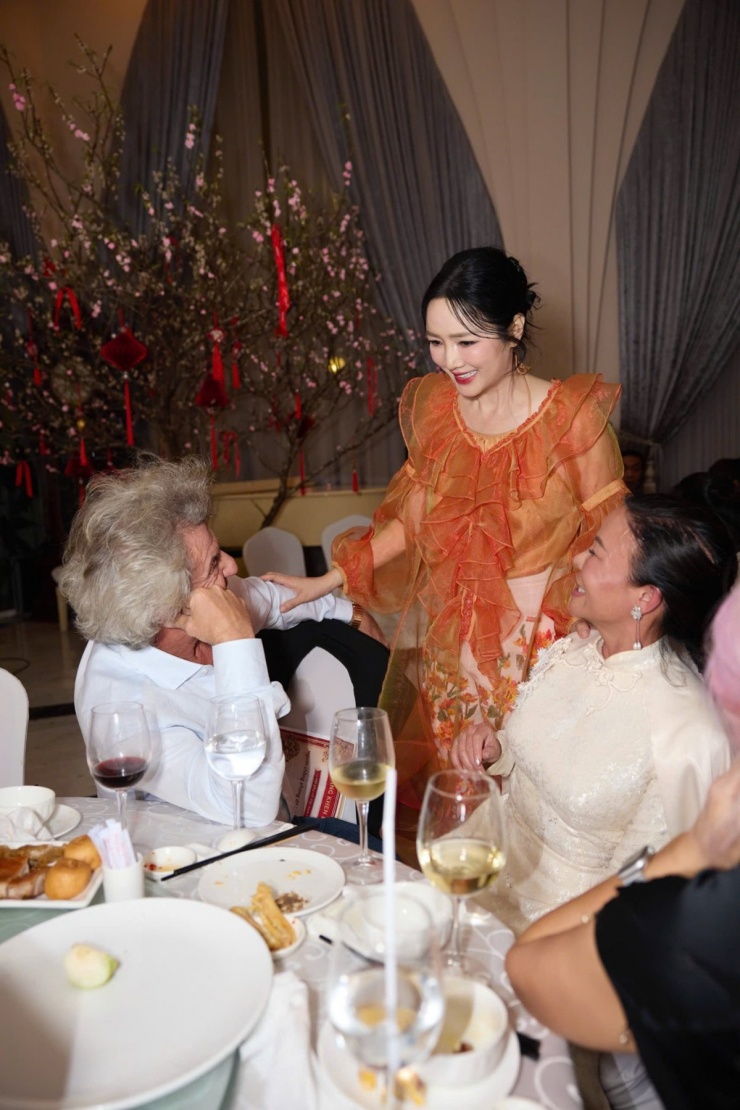 Giáng My đãi tiệc tất niên 100 khách tại biệt thự 1.000 m2 - 2