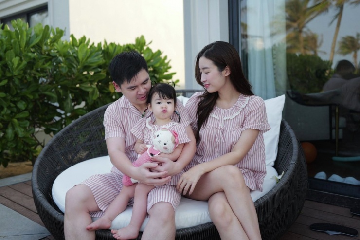 Đỗ Mỹ Linh và phút vui đùa bên chồng con.