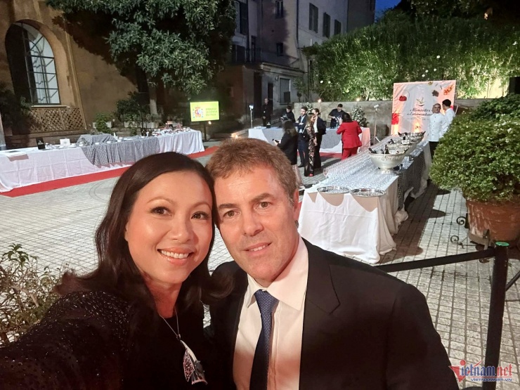 Ngô Mỹ Uyên và chồng giáo sư hạnh phúc viên mãn dù không có hôn thú.&nbsp;