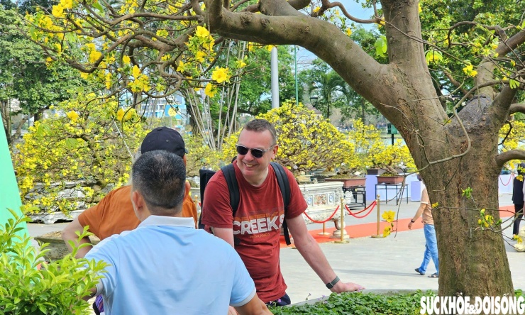 Trong những ngày cuối năm, dạo bước bên dòng Hương Giang, dừng chân tại Phu Văn Lâu - Nghênh Lương Đình, du khách có thể cảm nhận trọn vẹn một mùa xuân Huế rất riêng, nơi sắc mai vàng hòa cùng nhịp sống thường nhật, di sản và không gian văn hóa đặc trưng của thành phố di sản.