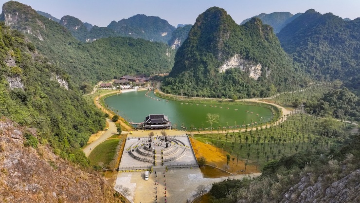 Đàn Kính Thiên được cho có từ thời vua Đinh đã được phục dựng tại Thung Ui