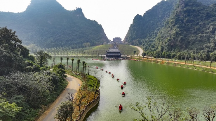 Hế thống sông, hồ đường đi bộ được xây dựng hài hòa với thiên nhiên khiến Thung Ui đẹp như một bức tranh