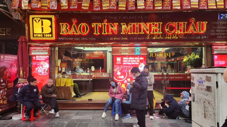 Bảo Tín Minh Châu bất ngờ tăng số lượng vàng bán ra khi nhu cầu mua vẫn rất lớn. Ảnh: Thái Nguyễn