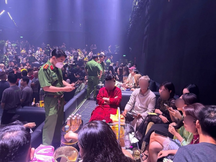 Lực lượng chức năng kiểm tra quán bar.