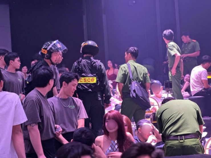 CLIP: Cảnh sát đột kích quán bar hơn 500 người ở TPHCM lúc rạng sáng - 1