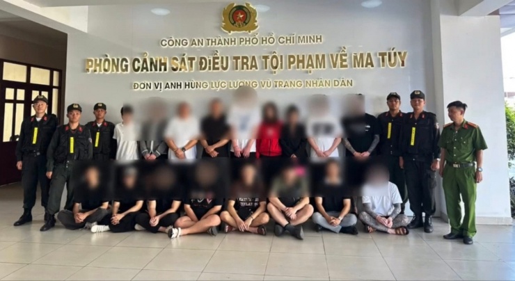 Các đối tượng dương tính với ma tuý tại cơ quan công an.