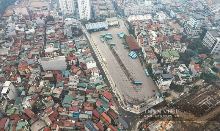 Trong quá trình thực hiện dự án, các đơn vị thi công cũng gặp nhiều trở ngại do phải giải tỏa 35 hộ dân và 3 tổ chức, đồng thời di dời hài cốt cùng hệ thống điện, trạm biến áp phức tạp.