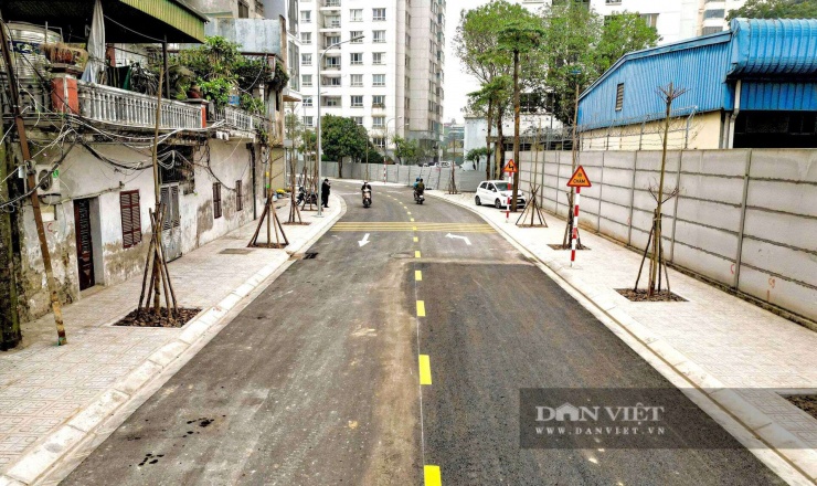 Ghi nhận của PV, hiện tại tuyến đường đã sơn kẻ vạch chỉ đường rõ ràng, các biển báo được cắm dọc theo tuyến đường, hệ thống cây xanh thoát nước vỉa hè được đồng bộ, mang lại diện mạo mới cho khu dân cư.