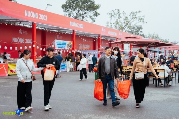 Gà đồi nướng Gia Lai, bún mắm Châu Đốc hút khách tại hội chợ mùa Xuân - 1