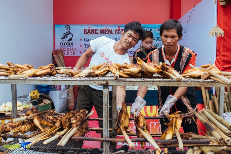 Gà đồi nướng Gia Lai, bún mắm Châu Đốc hút khách tại hội chợ mùa Xuân - 3