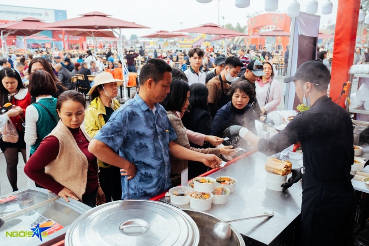 Gà đồi nướng Gia Lai, bún mắm Châu Đốc hút khách tại hội chợ mùa Xuân - 12