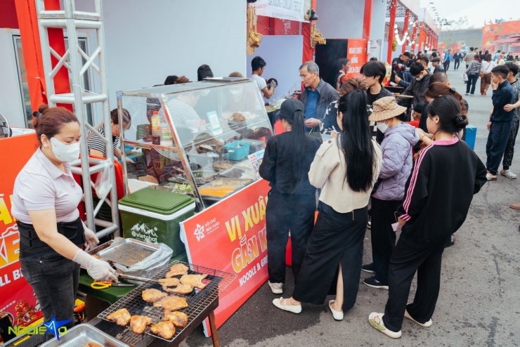 Gà đồi nướng Gia Lai, bún mắm Châu Đốc hút khách tại hội chợ mùa Xuân - 15