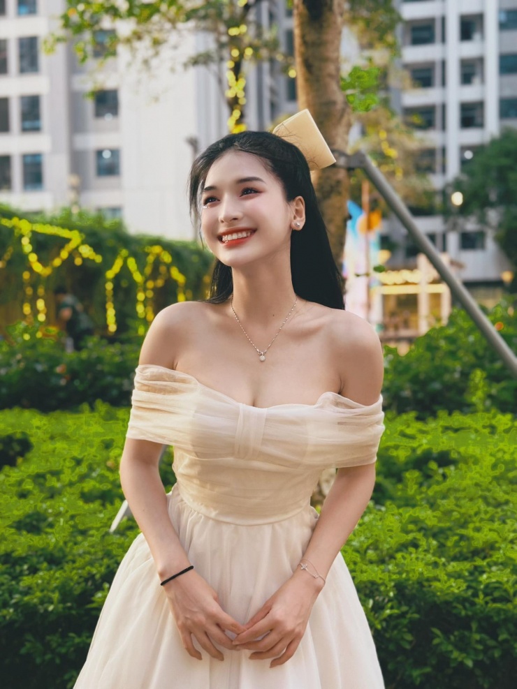 Ngoài đời Yến My kém Thanh Sơn 9 tuổi, kém Bình An 7 tuổi. Đóng cặp cùng lúc với hai mỹ nam phim giờ vàng, nữ diễn viên được khen diễn xuất tự nhiên dù lần đầu kết hợp với Thanh Sơn và Bình An.&nbsp;