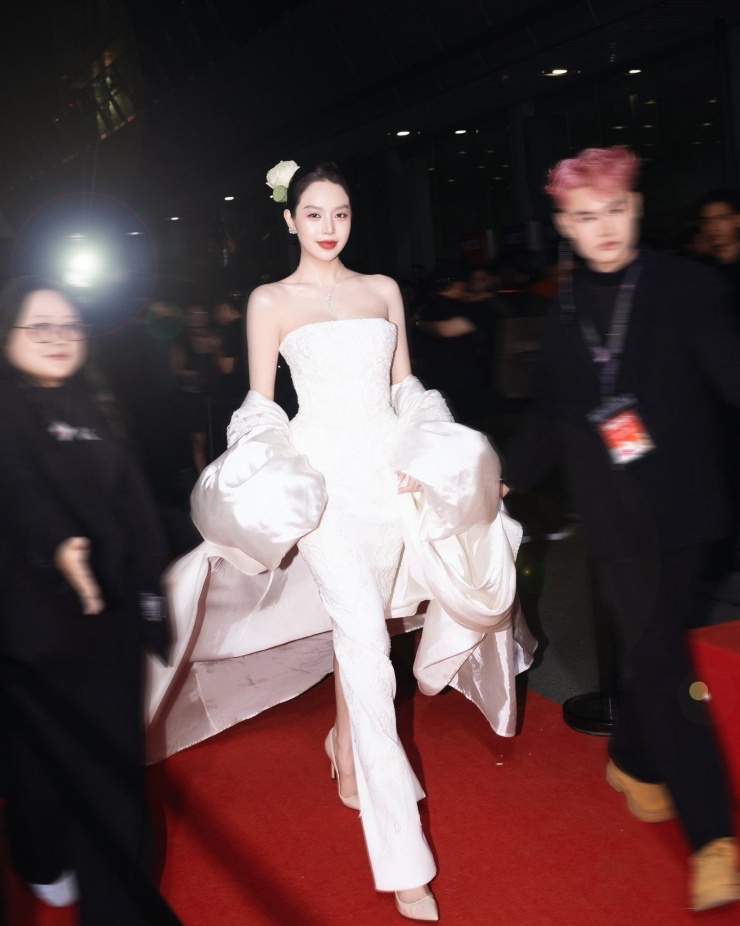 Hoa hậu Huỳnh Thị Thanh Thủy gây chú ý khi xuất hiện trên thảm đỏ trong bộ váy tông màu trắng, trễ vai quyến rũ.
