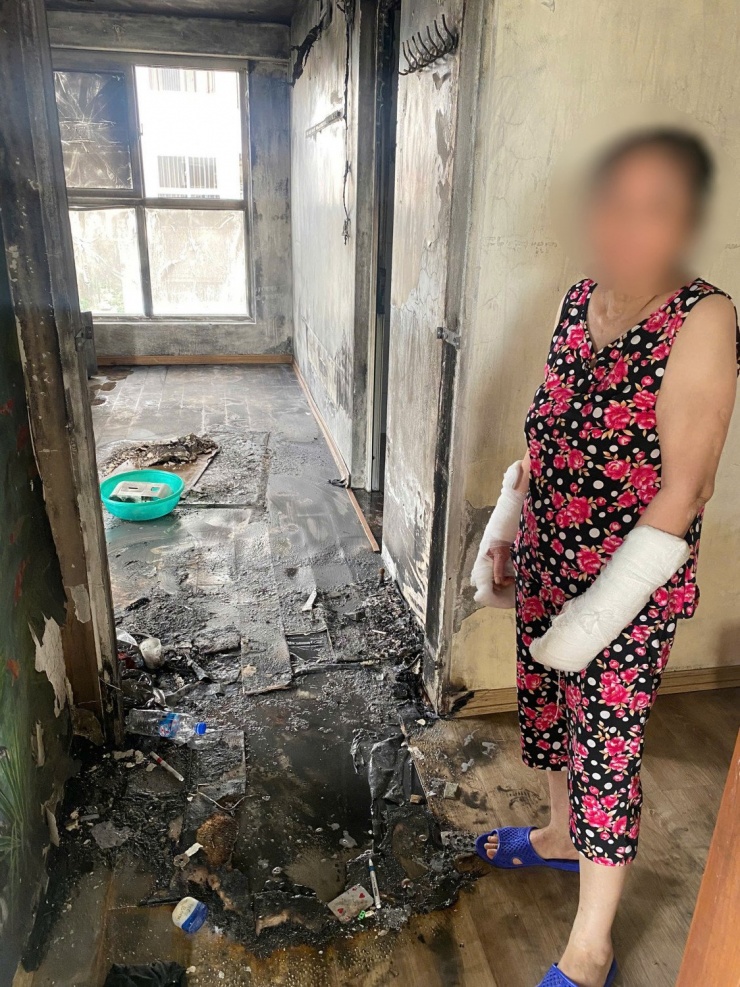 Bà S diễn tả lại hành vi phạm tội tại hiện trường. Ảnh: Cơ quan Công an.