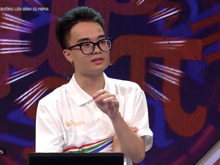 Trí Anh - nam sinh THPT Đan Phượng tại trận thi tuần 2 tháng 1 quý II.