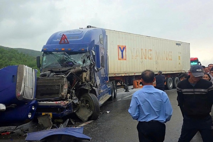 Xe container biến dạng phần đầu sau khi tông ôtô giường nằm trên cao tốc Hàm Nghi - Vũng Áng.