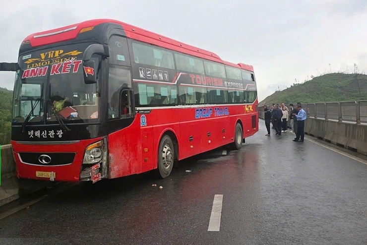 Xe khách chắn ngang đường sau tai nạn.