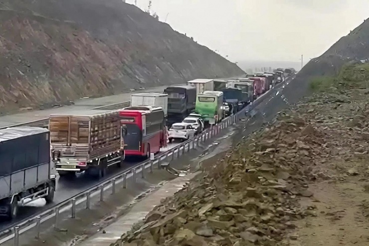 Cao tốc Hàm Nghi - Vũng Áng ùn tắc sau hai vụ tai nạn liên hoàn. (ảnh CTV).