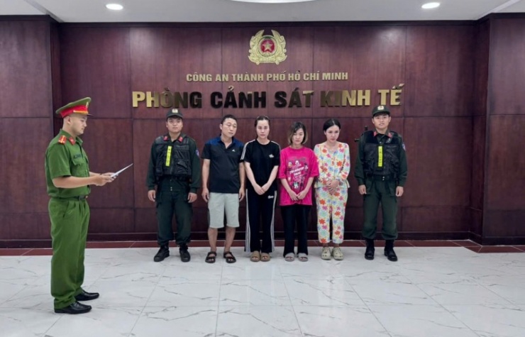 Cơ quan CSĐT tống đạt Quyết định khởi tố bị can đối với các đối tượng.