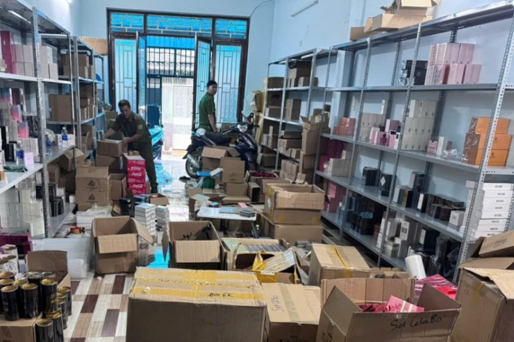 Phá ổ nhóm tuồn cả vạn chai nước hoa giả ra thị trường dịp Tết - 4