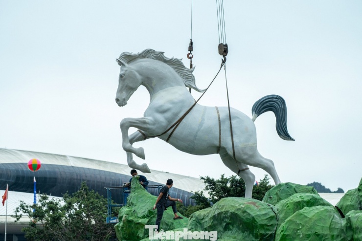 Có khoảng 8 linh vật ngựa được đặt trên khối đế mô phỏng theo hình những quả núi trên vịnh Hạ Long.