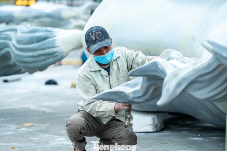 Hiện tại các công nhân đang lắp ráp các phần, chà nhám. Sau đó những "chú ngựa" này sẽ khoác lên mình bộ áo màu vàng óng.