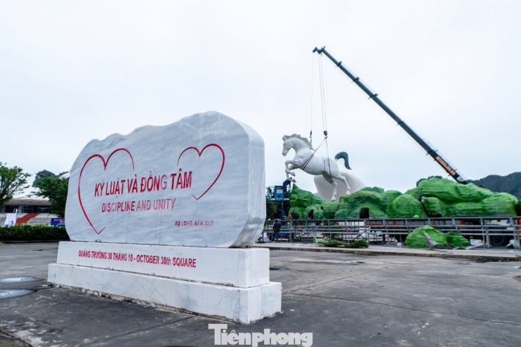 Chiều 8/2 (20 tháng Chạp), cụm linh vật 'Bát mã truy phong' bắt đầu được dựng tại khu vực Quảng trường 30 tháng 10, phường Hạ Long, tỉnh Quảng Ninh.