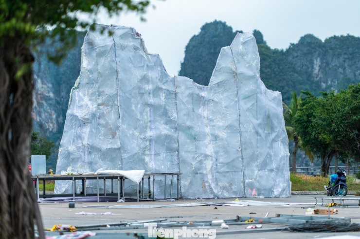 Ngoài mô hình 8 chú ngựa, một số mô hình cũng đang được gấp rút lắp ráp, hoàn thiện tại quảng trưởng. Đây là nhóm chủ đề trang trí nằm trong không gian Đại lộ của hoa và công nghệ ánh sáng bên vịnh kỳ quan, với chủ đề "Quảng Ninh - Xuân di sản, kỳ quan số". Không gian này sẽ hoạt động trong dịp Tết Nguyên đán Bính Ngọ 2026.