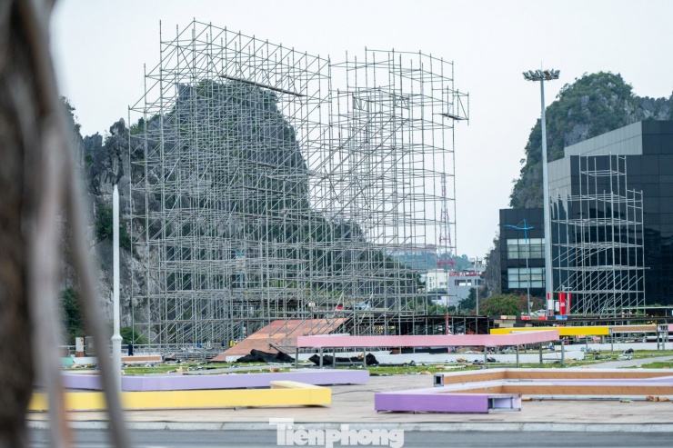 Một sân khấu lớn nằm ngay giữa quảng trường đang được dựng lên để tổ chức các hoạt động văn hóa, văn nghệ chào mừng năm mới của tỉnh Quảng Ninh.