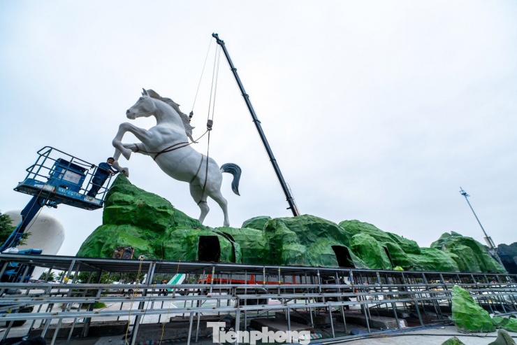Cụm linh vật gồm 8 chú ngựa đứng trên phần đế cao khoảng 8 mét được mô phỏng theo bức tranh "Bát mã truy phong".