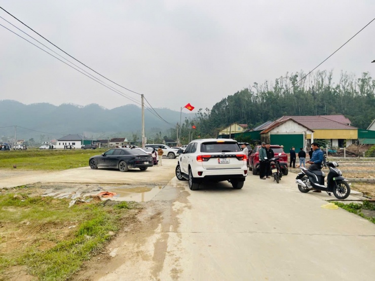 Người dân và giới môi giới tập trung tại khu đấu giá đất xã Đại Huệ để tìm hiểu, mua bán đất sau thông tin đề xuất khảo sát KCN.