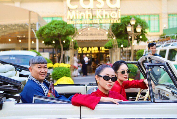 Du khách thích thú check-in dàn xe cổ của dân chơi TPHCM